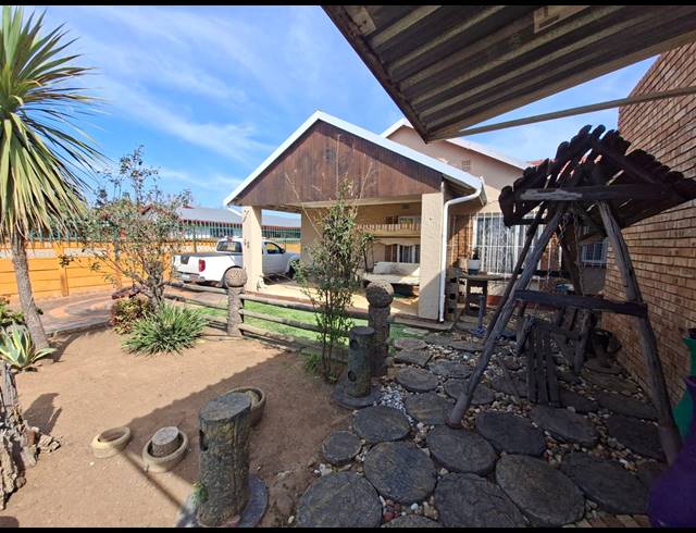 4 BEDROOM FREEHOLD FOR SALE IN VAN DYK PARK